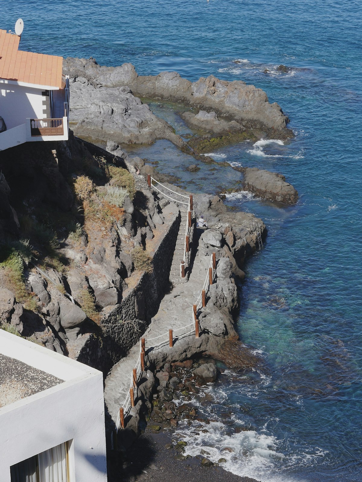 Casa en la cima de un acantilado junto al océano en Tenerife